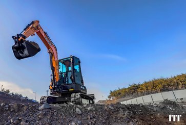 Excavadora Develon DX50z - 1